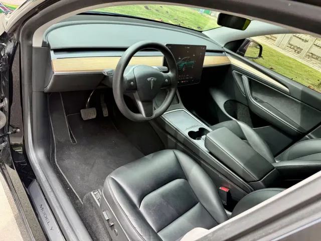 Tesla Model Y — Фото автомобиля 4
