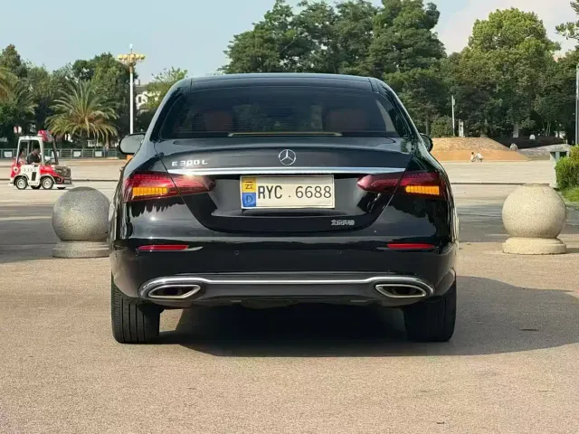 Mercedes-Benz E-Class — Фото автомобиля 8