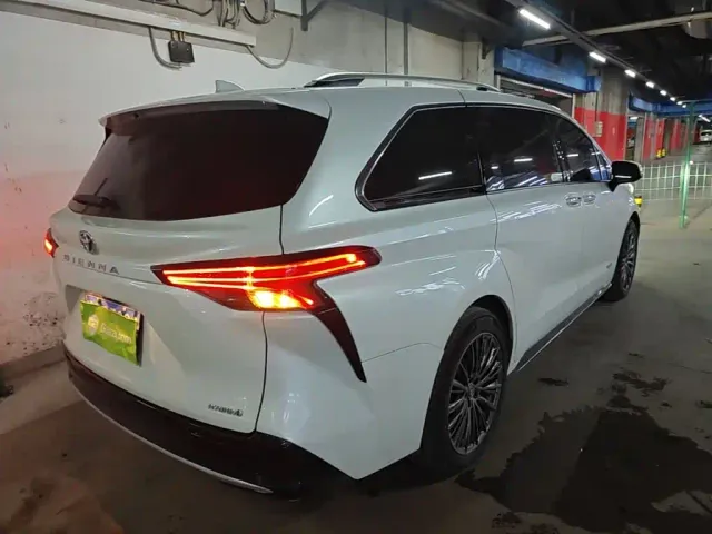 Toyota Sienna — Фото автомобиля 6