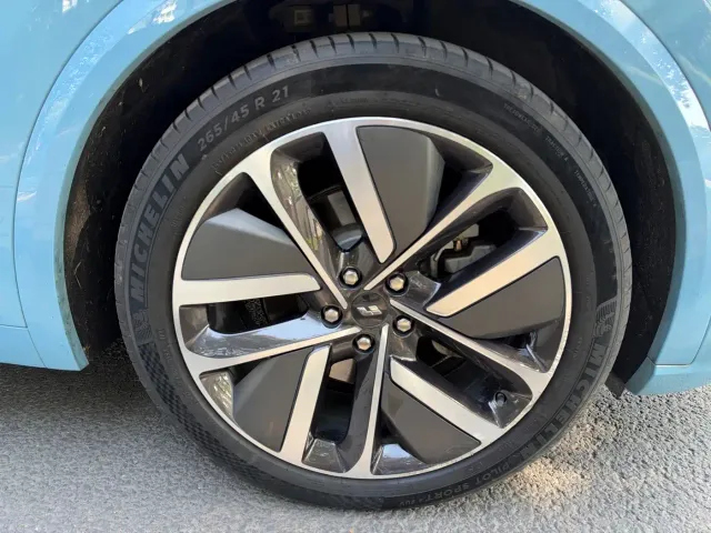 Li Auto L8 — Фото автомобиля 4
