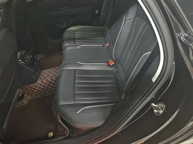 Volkswagen Passat — Фото автомобиля 16