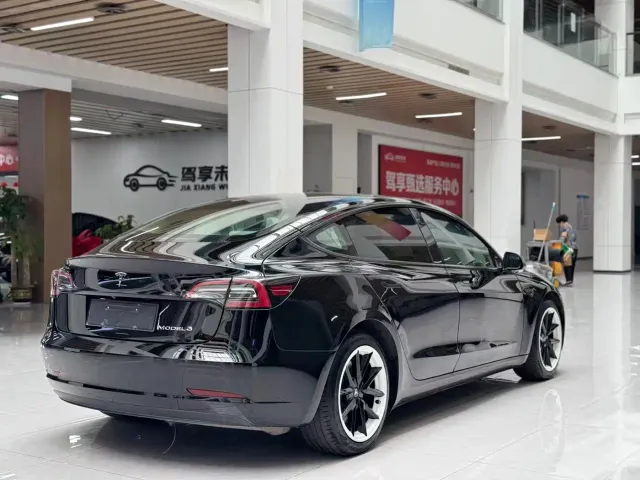 Tesla Model 3 — Фото автомобиля 5