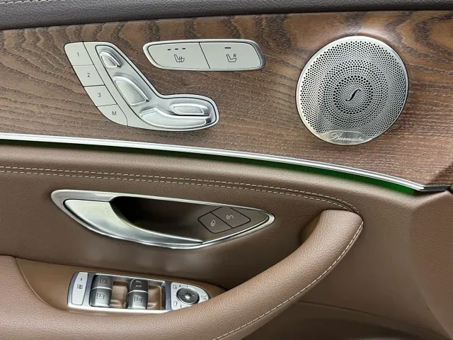 Mercedes-Benz E-Class — Фото автомобиля 20
