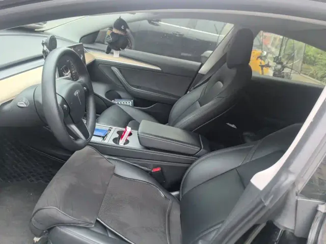 Tesla Model 3 — Фото автомобиля 16