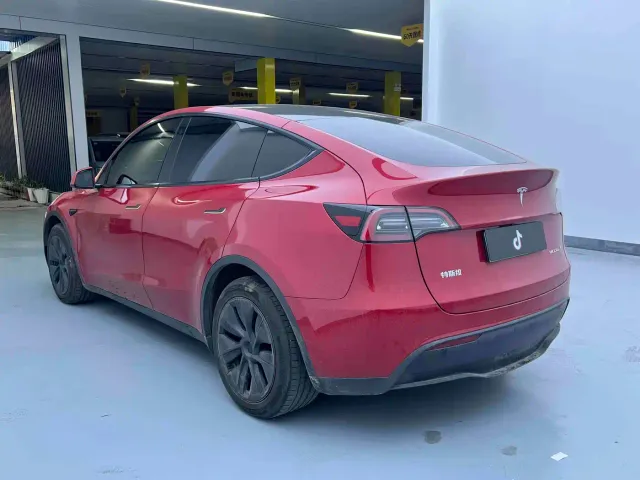 Tesla Model Y — Фото автомобиля 11