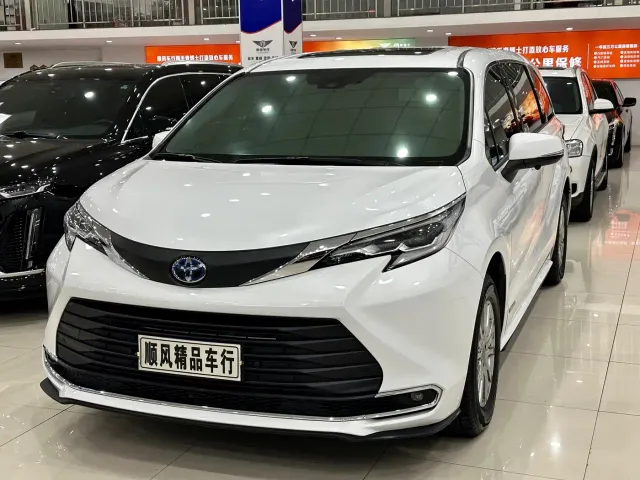Toyota Sienna — Фото автомобиля 30