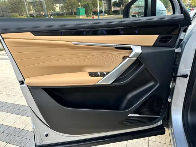 Geely Boyue L — Фото автомобиля 10