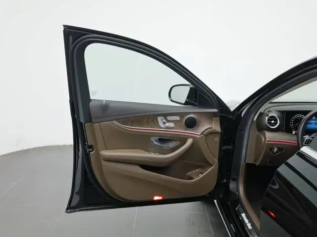 Mercedes-Benz E-Class — Фото автомобиля 8