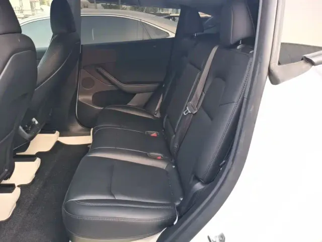 Tesla Model Y — Фото автомобиля 16