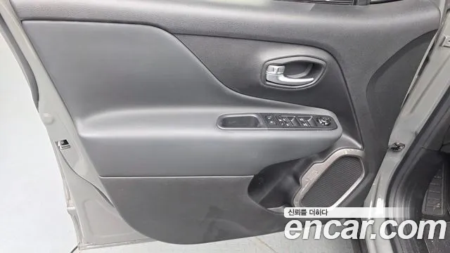 Jeep Renegade — Фото автомобиля 21