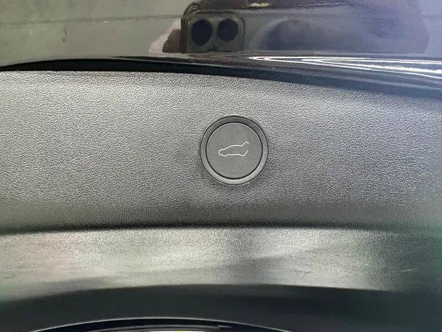 Tesla Model 3 — Фото автомобиля 25