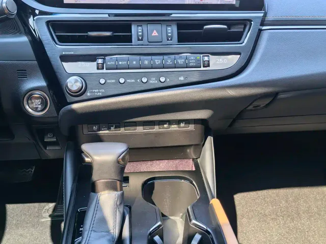 Lexus ES — Фото автомобиля 17