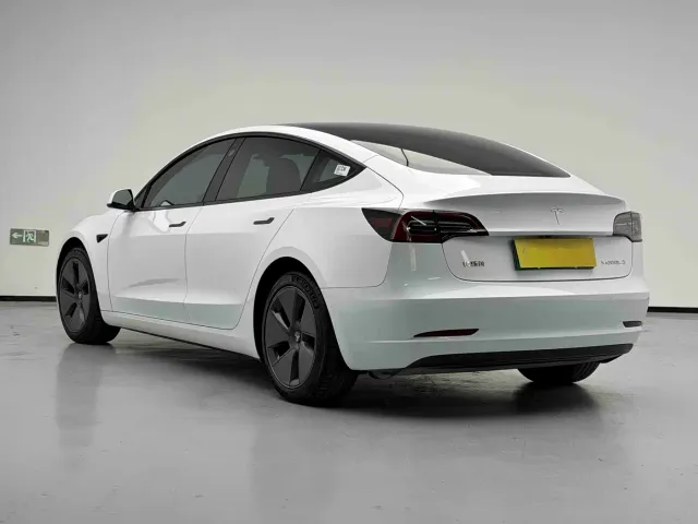 Tesla Model 3 — Фото автомобиля 6