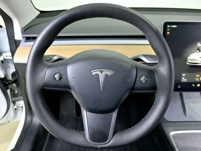 Tesla Model 3 — Фото автомобиля 10