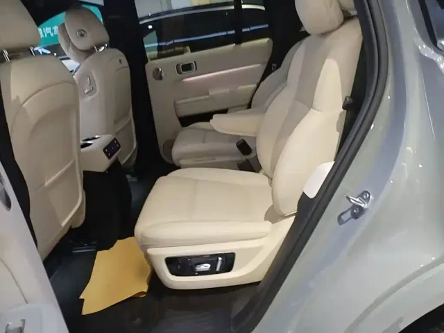 Li Auto L8 — Фото автомобиля 16