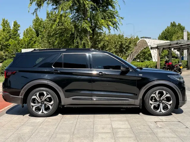 Ford Explorer — Фото автомобиля 10