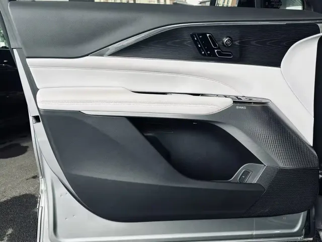 Cadillac Lyriq — Фото автомобиля 7