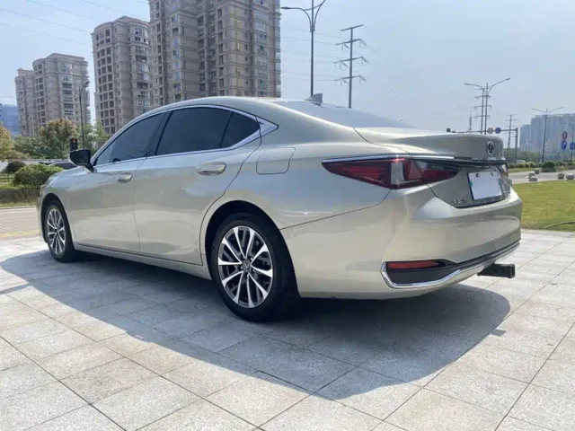 Lexus ES — Фото автомобиля 7
