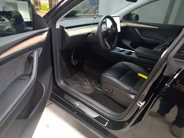 Tesla Model Y — Фото автомобиля 14