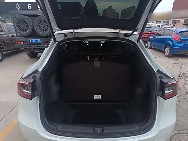 Tesla Model Y — Фото автомобиля 18