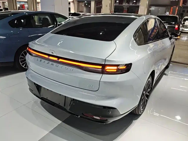 Leapmotor B01 — Фото автомобиля 6