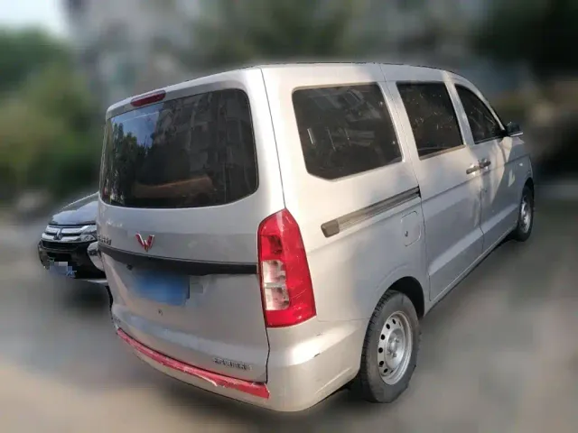 Wuling Hongguang V — Фото автомобиля 4