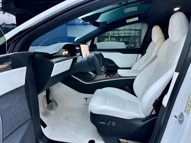 Tesla Model X — Фото автомобиля 7