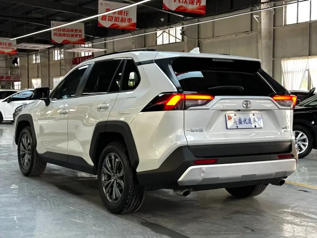 Toyota RAV4 — Фото автомобиля 7