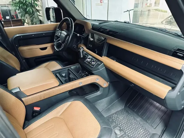 Land Rover Defender — Фото автомобиля 12