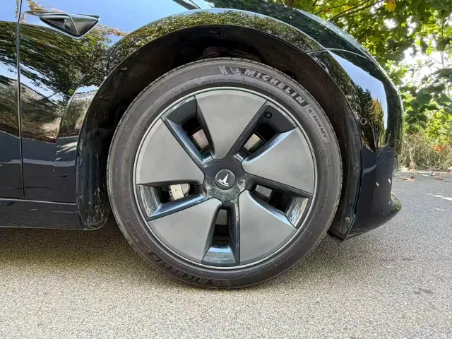 Tesla Model 3 — Фото автомобиля 17