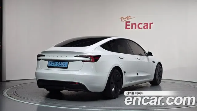 Tesla Model 3 — Фото автомобиля 2