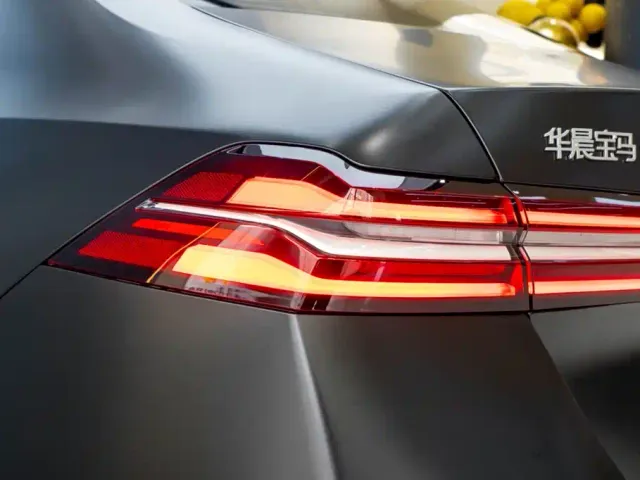 BMW BMW 5 Series 2026 BMW 530Li Year of the Horse Edition — Фото автомобиля 9