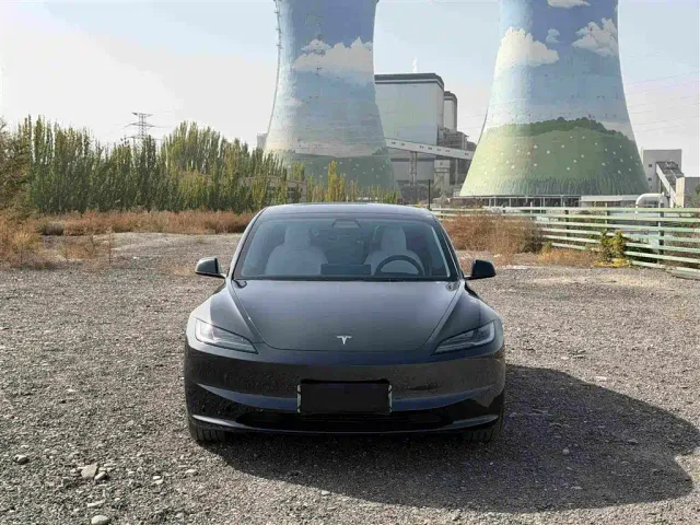 Tesla Model 3 — Фото автомобиля 2