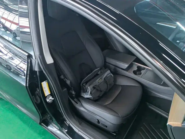 Tesla Model 3 — Фото автомобиля 24