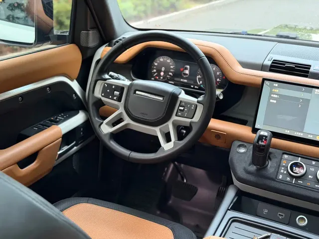 Land Rover Defender — Фото автомобиля 11