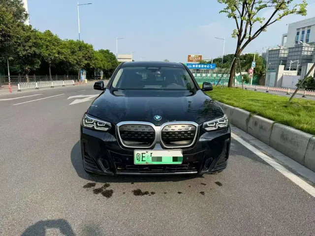 BMW iX3 — Фото автомобиля 2