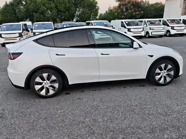 Tesla Model Y — Фото автомобиля 5