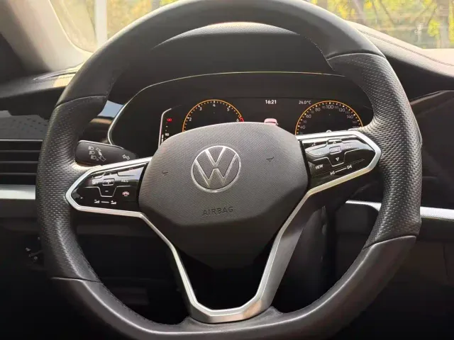Volkswagen Passat — Фото автомобиля 23