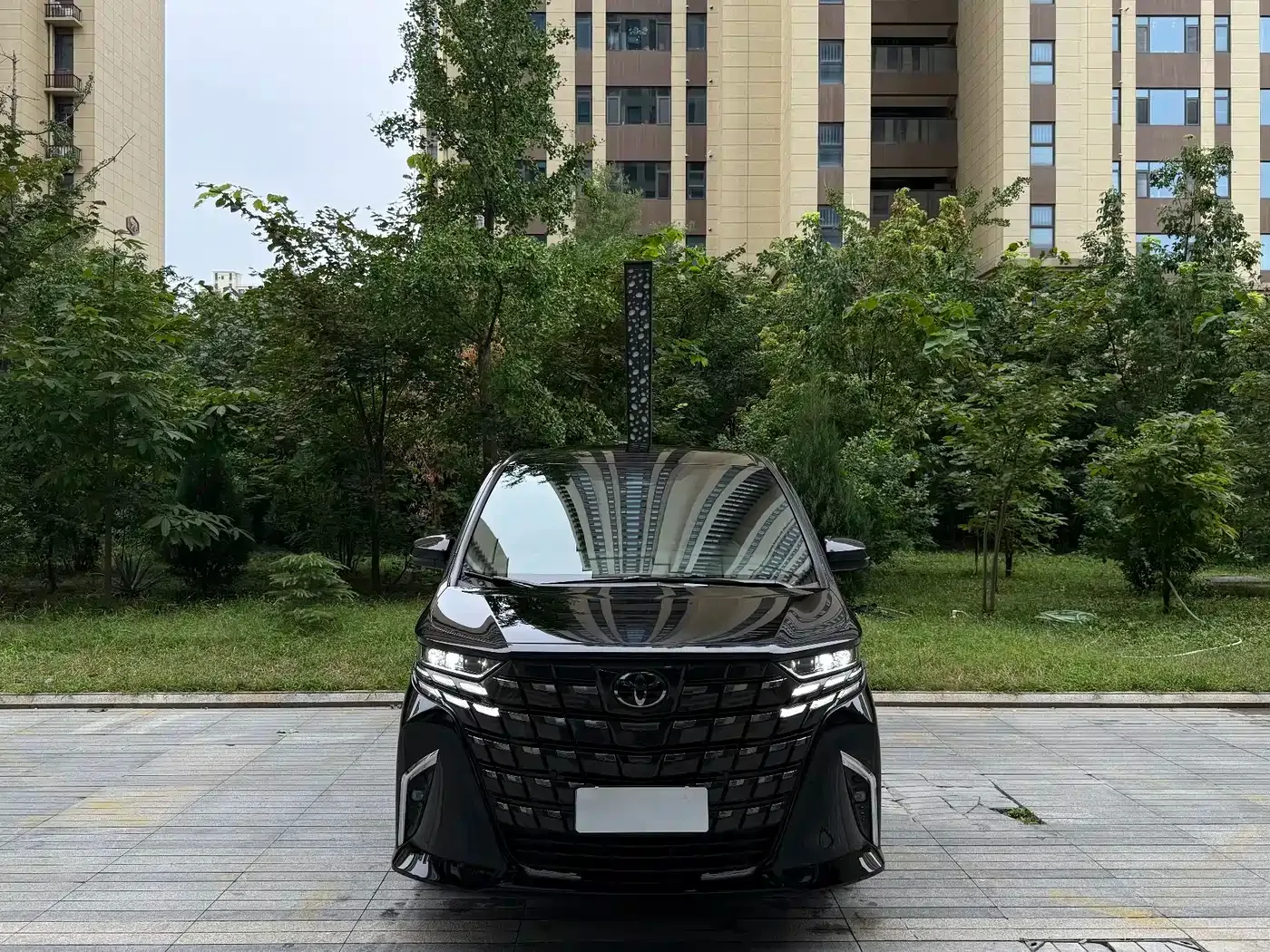 Toyota Alphard 2024 Hybrid 2.5L Ultimate Enjoyment Edition — Фото автомобиля 2