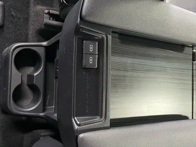 Toyota Sienna — Фото автомобиля 14