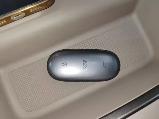 Li Auto MEGA — Фото автомобиля 8