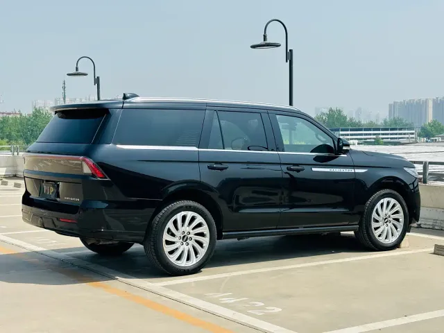 Lincoln Navigator — Фото автомобиля 4