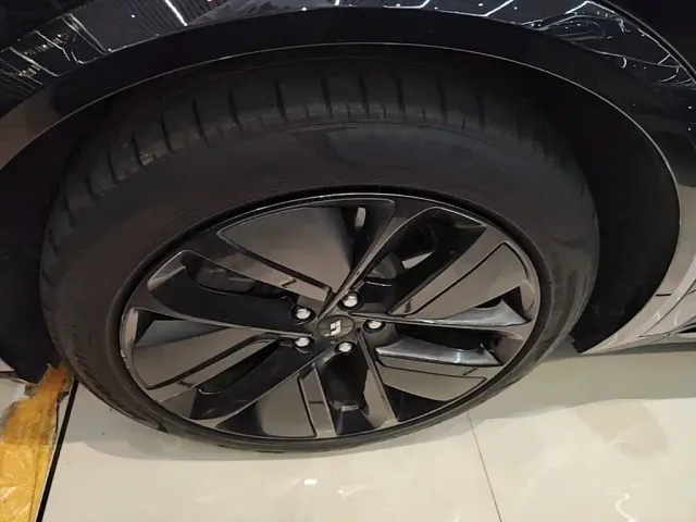 Li Auto L9 — Фото автомобиля 22