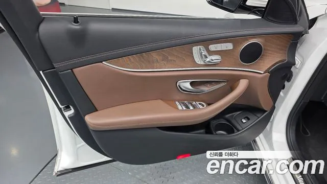 Mercedes-Benz E-Class — Фото автомобиля 23