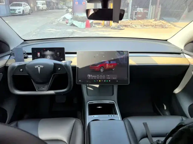 Tesla Model Y — Фото автомобиля 9