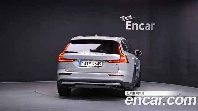 Volvo V60 Cross Country 2nd Gen — Фото автомобиля 4