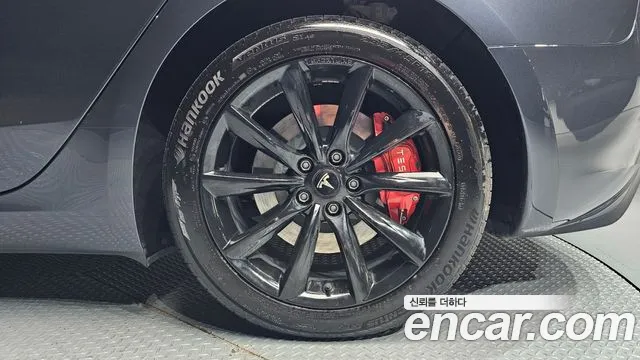 Tesla Model 3 — Фото автомобиля 21