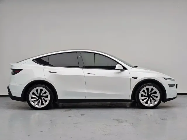 Tesla Model Y — Фото автомобиля 12