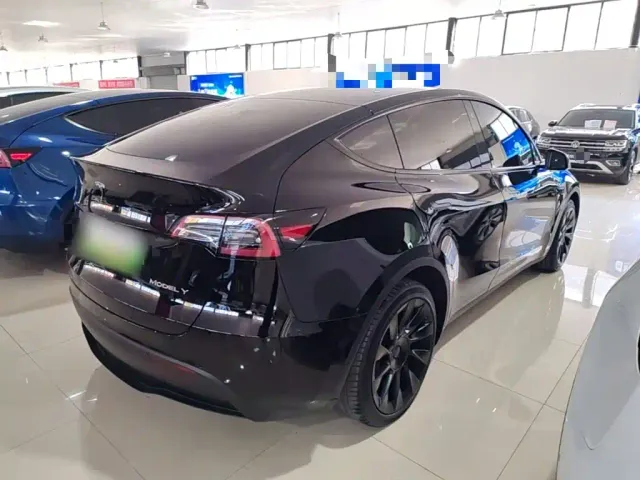 Tesla Model Y — Фото автомобиля 6