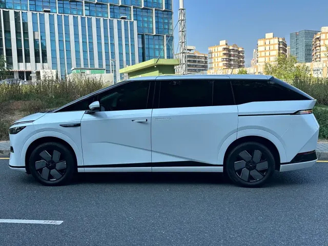 Xpeng X9 — Фото автомобиля 7